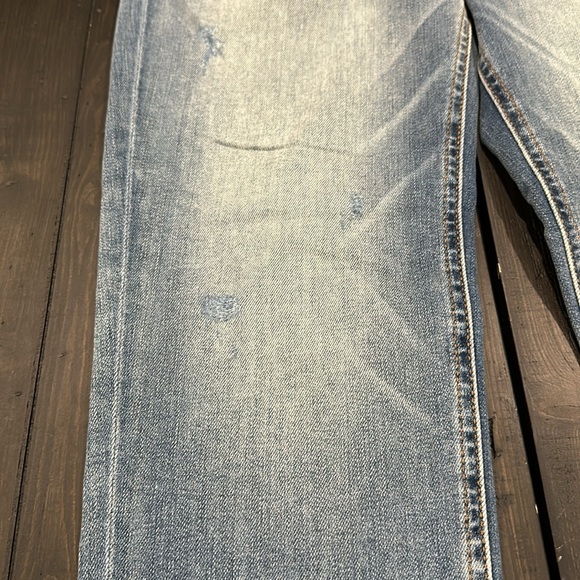 NWOT (it just came off) Kut From the Kloth button up jean. Intentional distress - Picture 4 of 8